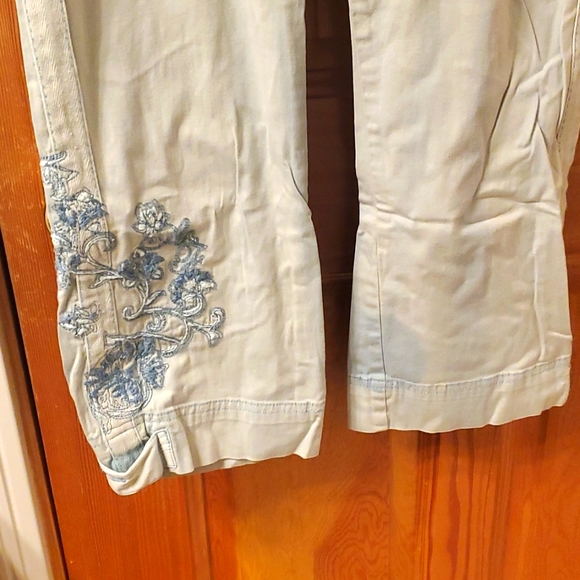 Cute Dex brand embroidered capris, - Picture 3 of 4